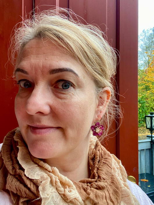 Esteri, viininpunainen