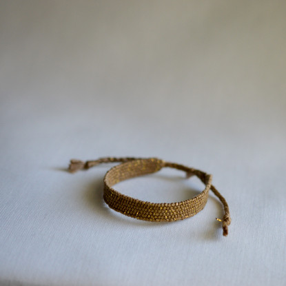 Linen Stories | Hiekka-kulta käsin kudottu pellavarannekoru