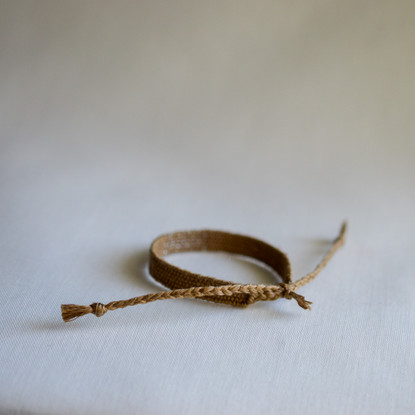 Linen Stories | Hiekka-hopearaita käsin kudottu pellavarannekoru