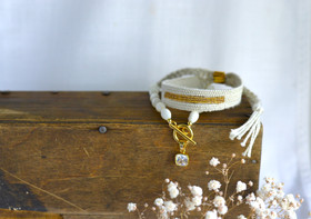 Kudottu Rannekorusetti aidolla helminauhalla 