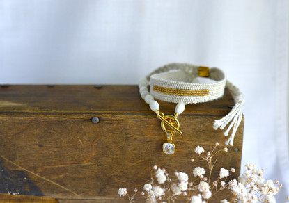 Kudottu Rannekorusetti aidolla helminauhalla 