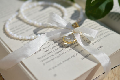 Helmikaulakoru kullatulla lasiriipuksella. 