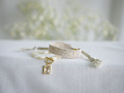 Kudottu Rannekorusetti aidolla helminauhalla 