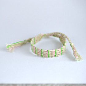 Kudottu rannekoru - mallikappale