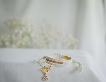 Kudottu Rannekorusetti aidolla helminauhalla 