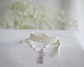 Kudottu Rannekorusetti aidolla helminauhalla 