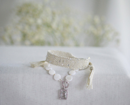 Kudottu Rannekorusetti aidolla helminauhalla 