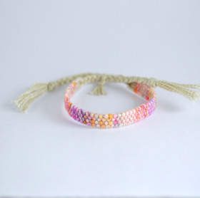 Kudottu rannekoru - mallikappale