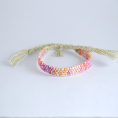 Kudottu rannekoru - mallikappale