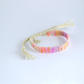 Kudottu rannekoru - mallikappale