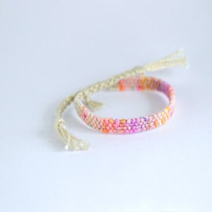 Kudottu rannekoru - mallikappale