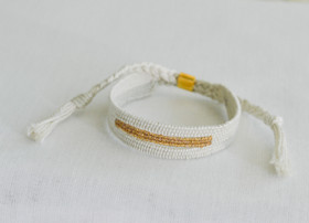 Kudottu Rannekorusetti aidolla helminauhalla 