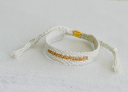 Kudottu Rannekorusetti aidolla helminauhalla 