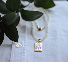 Helmikaulakoru kullatulla The Moon riipuksella