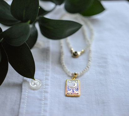 Helmikaulakoru kullatulla The Moon riipuksella