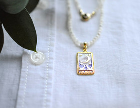 Helmikaulakoru kullatulla The Moon riipuksella