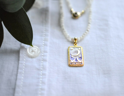 Helmikaulakoru kullatulla The Moon riipuksella