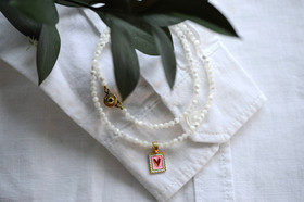 Helmikaulakoru kullatulla sydänriipuksella.