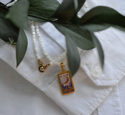 Helmikaulakoru kullatulla The Moon riipuksella