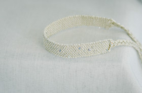 Kudottu Rannekorusetti aidolla helminauhalla 