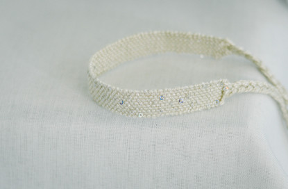 Kudottu Rannekorusetti aidolla helminauhalla 