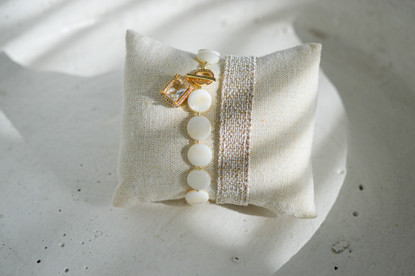 Kudottu Rannekorusetti aidolla helminauhalla 