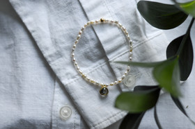 Helmirannekoru upealla riipuksella