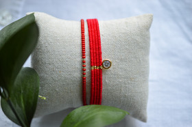 Rannekorusetti, jossa kudottu rannekoru ja joustava lasihelmikoru