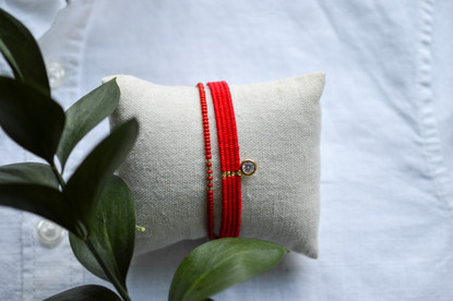 Rannekorusetti, jossa kudottu rannekoru ja joustava lasihelmikoru