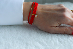 Rannekorusetti, jossa kudottu rannekoru ja joustava lasihelmikoru