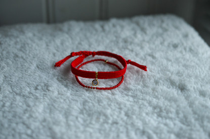 Rannekorusetti, jossa kudottu rannekoru ja joustava lasihelmikoru