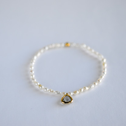 Helmirannekoru upealla riipuksella