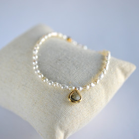 Helmirannekoru upealla riipuksella