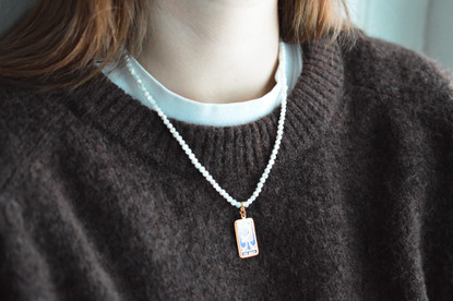 Helmikaulakoru kullatulla The Moon riipuksella