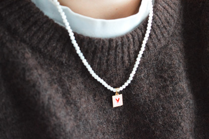 Helmikaulakoru kullatulla sydänriipuksella.