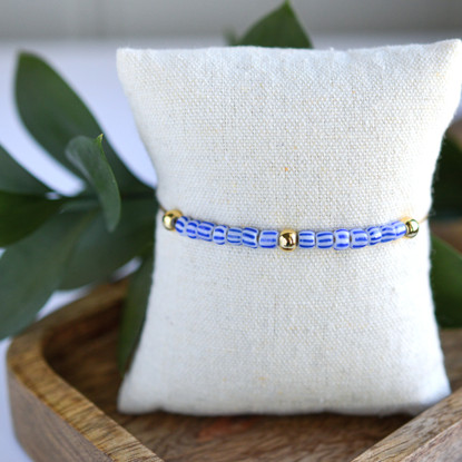 Rannekoru sinivalkoraitaisilla lasihelmillä