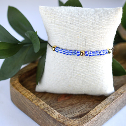 Rannekoru sinivalkoraitaisilla lasihelmillä