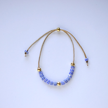 Rannekoru sinivalkoraitaisilla lasihelmillä