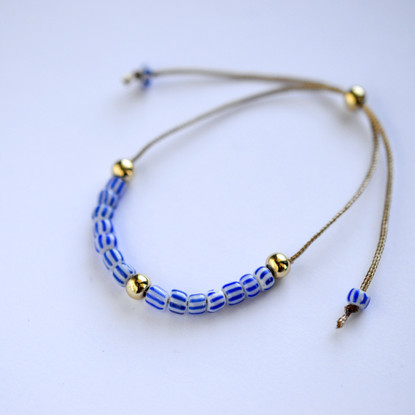 Rannekoru sinivalkoraitaisilla lasihelmillä