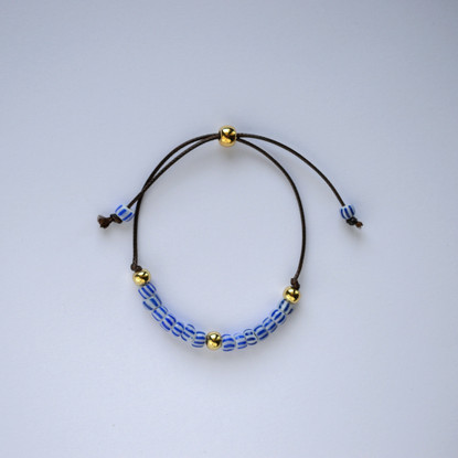 Rannekoru sinivalkoraitaisilla lasihelmillä