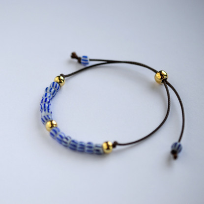 Rannekoru sinivalkoraitaisilla lasihelmillä