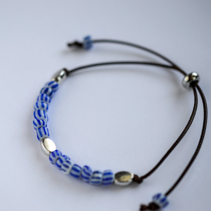 Rannekoru sinivalkoraitaisilla lasihelmillä