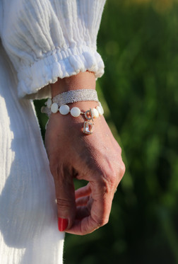 Kudottu Rannekorusetti aidolla helminauhalla 