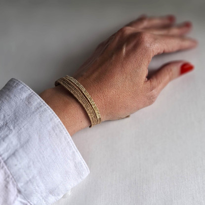 Linen Stories × Kimallus – käsin kudottu rannekoru