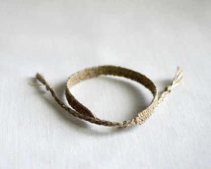 Linen Stories | Harmaa–kulta Shimmer – käsin kudottu pellavarannekoru