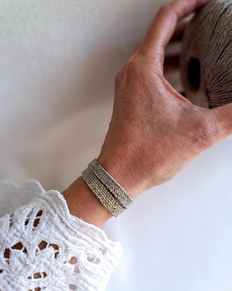 Linen Stories | Harmaa–kulta Stripe – käsin kudottu pellavarannekoru