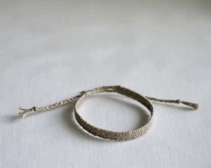 Linen Stories | Harmaa–hopea Shimmer – käsin kudottu pellavarannekoru