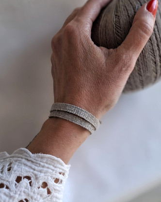 Linen Stories | Harmaa–hopea Shimmer – käsin kudottu pellavarannekoru