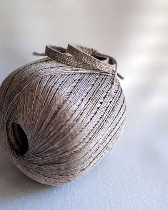 Linen Stories | Harmaa–hopea Shimmer – käsin kudottu pellavarannekoru