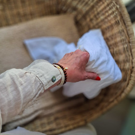 Linen Stories | Lämminsävyinen puuhelmirannekoru